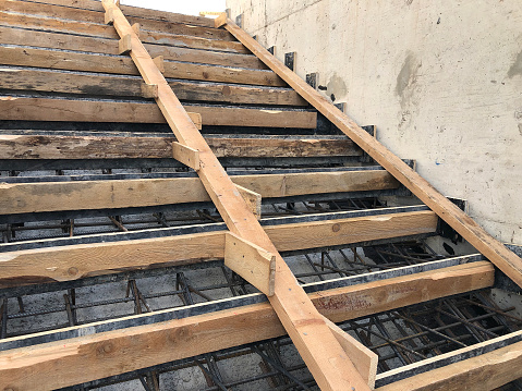 Read more about the article PENGGUNAAN BESI BETON PADA TANGGA BETON: MEMBANGUN TANGGA YANG KUAT DAN AMAN