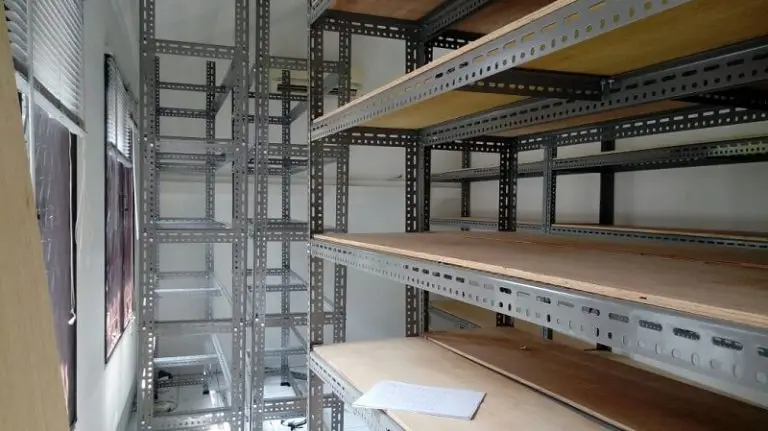 Read more about the article PEMANFAATAN BESI SIKU DALAM PEMBUATAN MEJA KERJA, TROLI, DAN PERLENGKAPAN BENGKEL