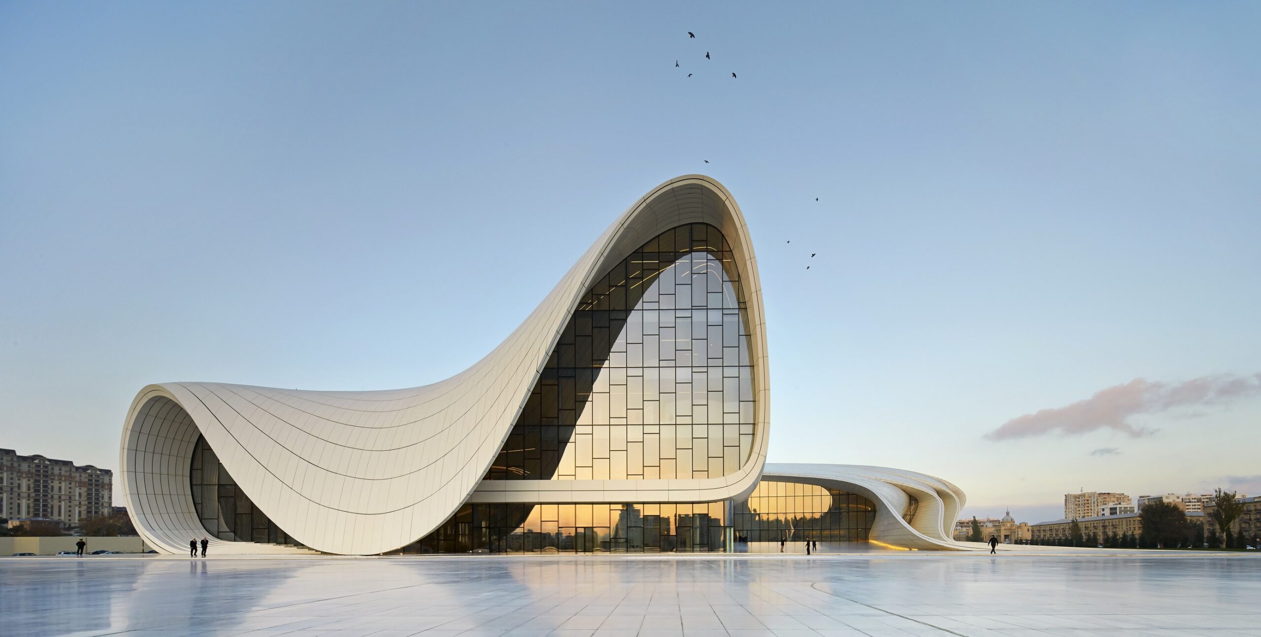 Read more about the article HEYDAR ALIYEV CENTRE: SIMBOL ARSITEKTUR FUTURISTIK AZERBAIJAN