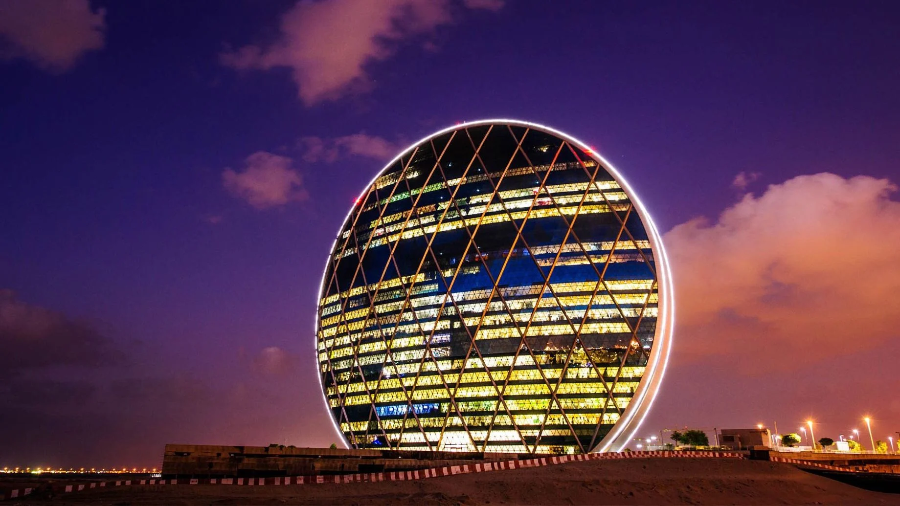 Read more about the article ALDAR HEADQUARTERS: IKON ARSITEKTUR FUTURISTIK DI ABU DHABI
