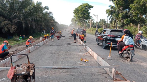 Read more about the article KOMBINASI BETON DAN BESI: MENGAPA BETON MEMBUTUHKAN TULANGAN BESI DALAM STRUKTUR BANGUNAN