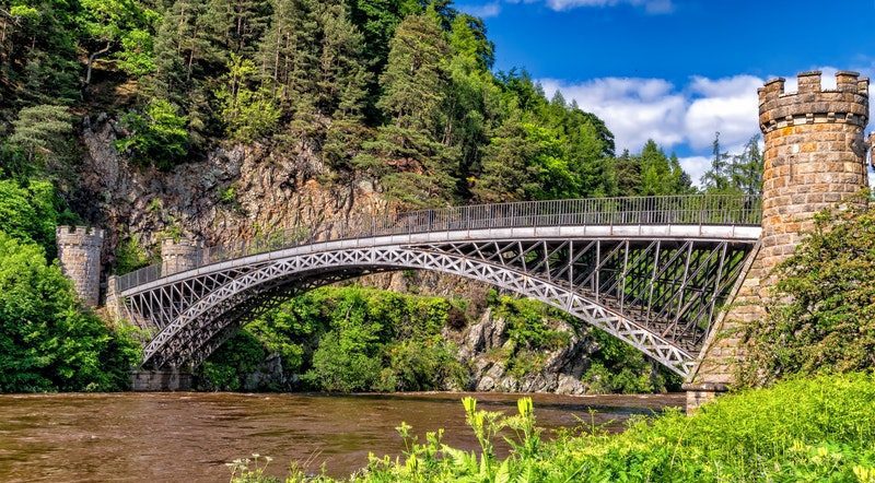 Read more about the article JENIS BESI YANG SERING DIGUNAKAN DALAM PROYEK JEMBATAN