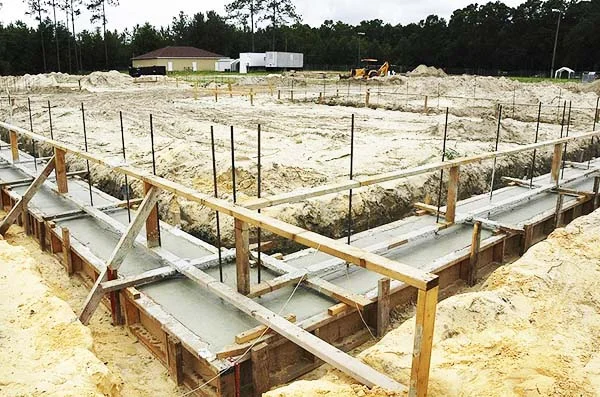 Read more about the article PONDASI JALUR (STRIP FOOTING): PONDASI IDEAL UNTUK DINDING BEBAN YANG STABIL