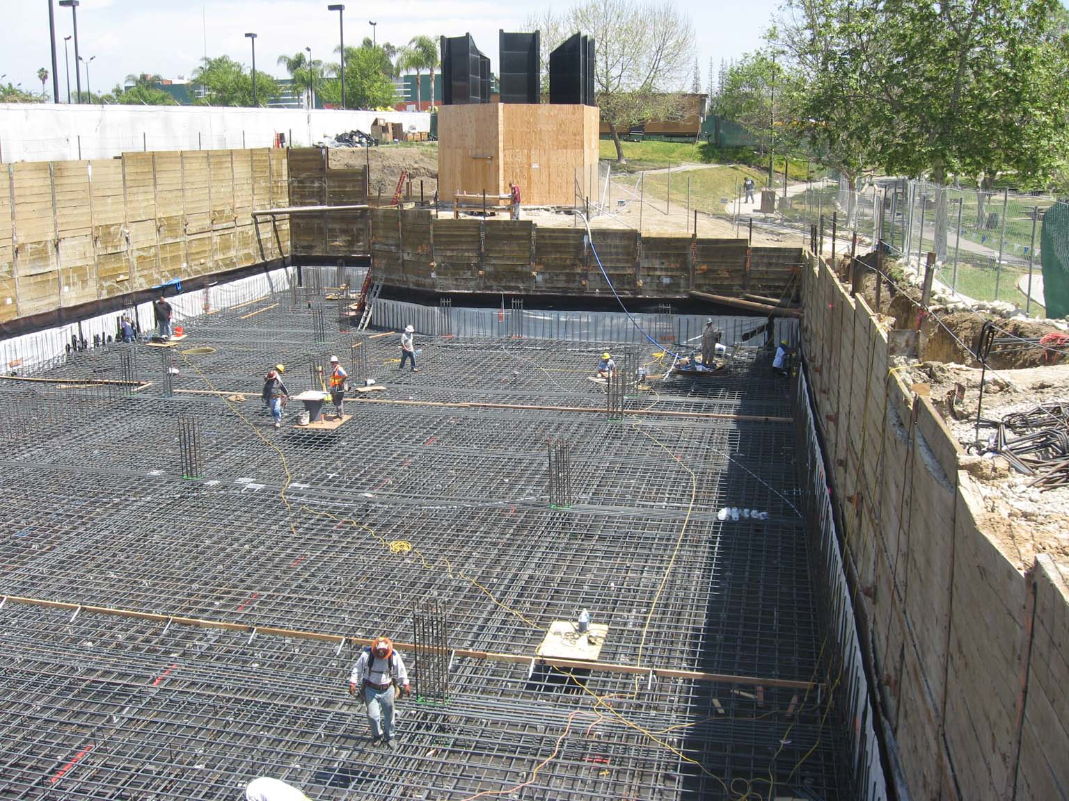 Read more about the article PERAN STRATEGIS PONDASI DALAM: MENYALURKAN BEBAN KE KEDALAMAN TANAH YANG KUAT