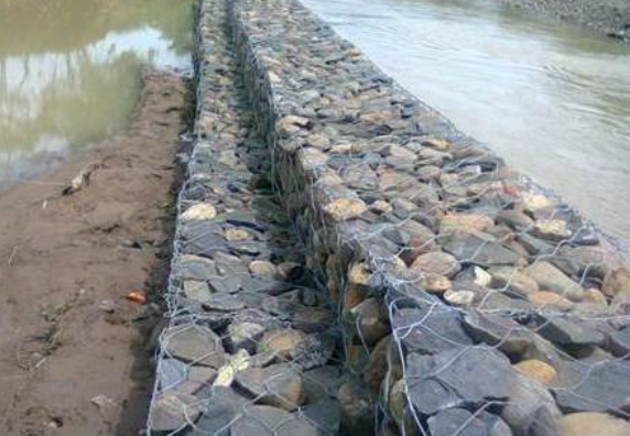 Read more about the article PROSES PEMASANGAN KAWAT BRONJONG DI LOKASI KONSTRUKSI