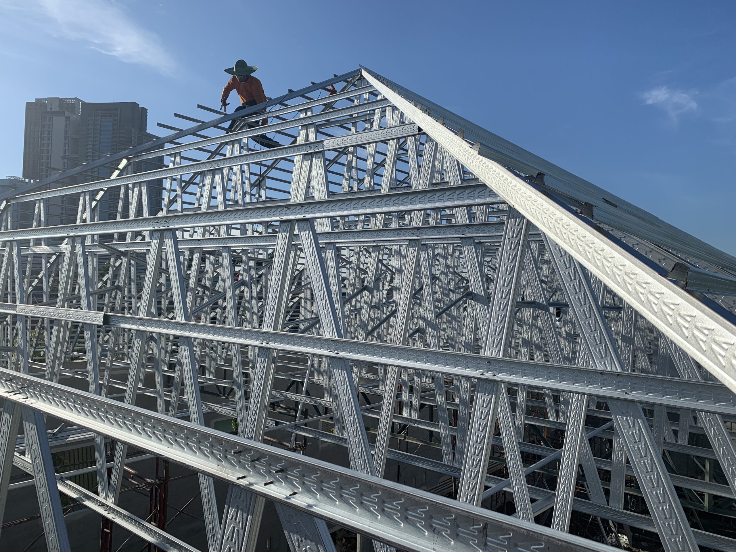 Read more about the article PERAN BAJA RINGAN DALAM PROYEK PEMBANGUNAN FASILITAS OLAHRAGA